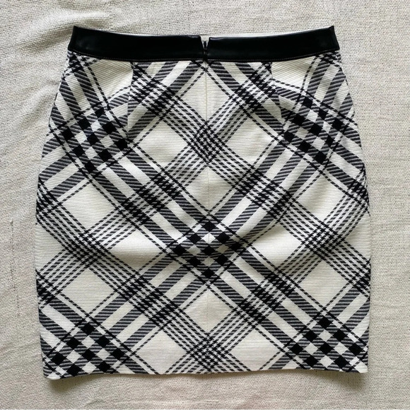 WHITE House Black Market Cream and Black Wool Knit Plaid Mini Skirt Size 0 - Picture 2 of 11